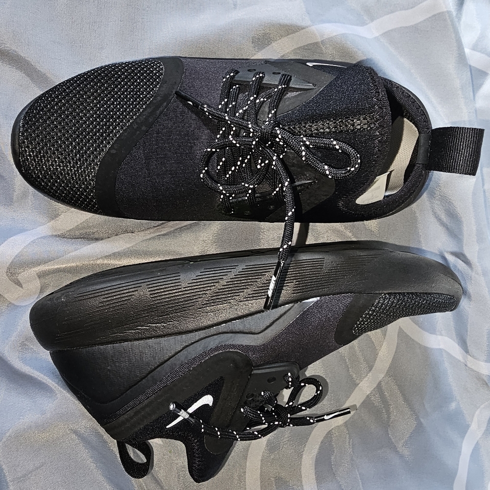 Nike lunacharge essentials, sz 6. Excellent condition